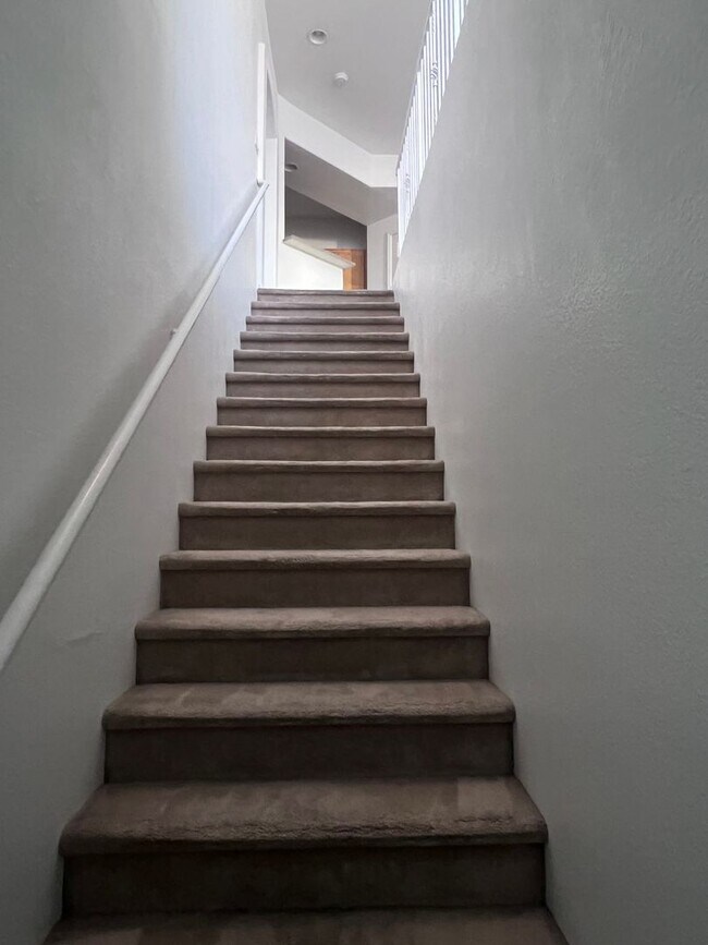 Building Photo - MOVE IN TODAY! 2 bed 2 bath condo close to Aliante Casino