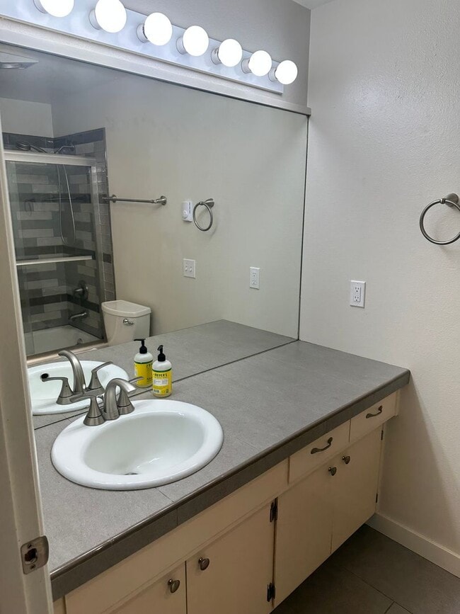 Building Photo - Beautiful custom 3 bedroom 2 bathroom hous...