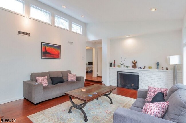 Building Photo - 27 Great Hills Terrace