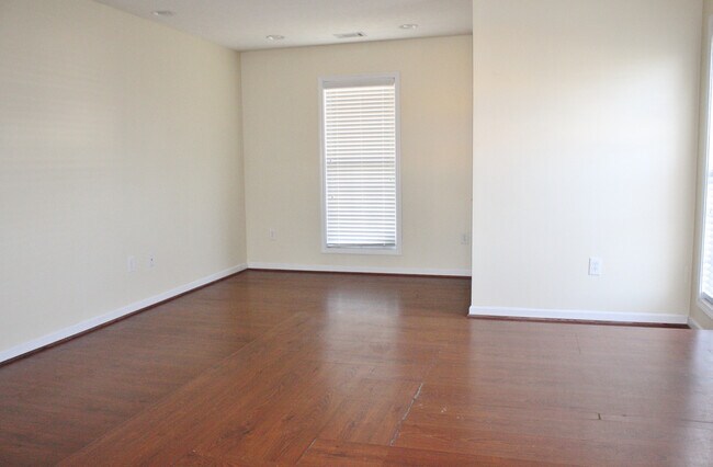Building Photo - Gorgeous Phenix City Home Off Of HWY 165!