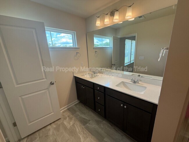 Building Photo - 886 Falls Grove Trl