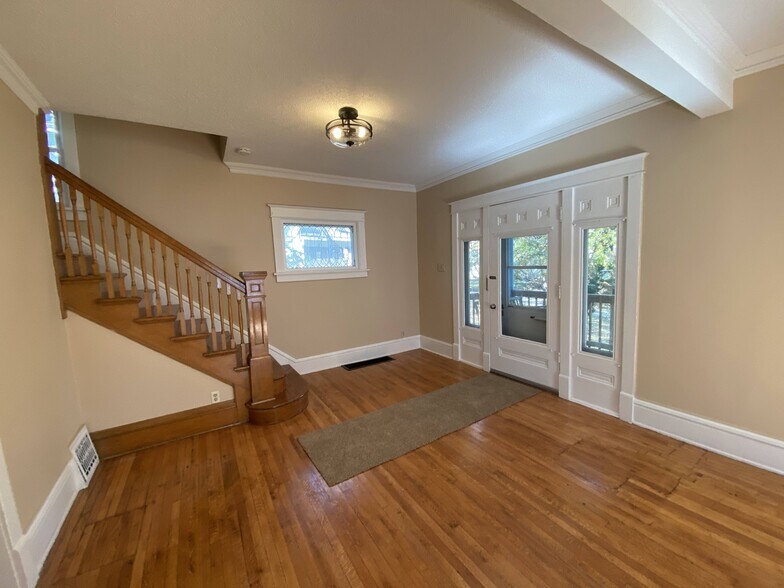 Building Photo - 1622 E 8th St