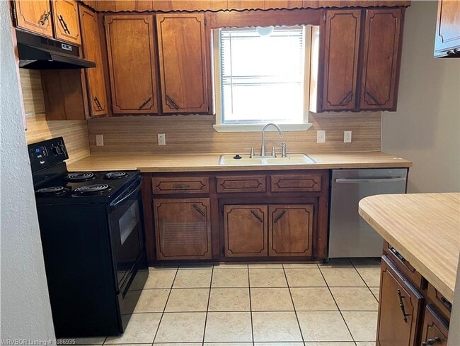 Building Photo - House: 3 Bed, 1.5 Bath, 1 Car Carport.