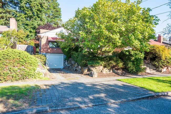 Building Photo - Beautiful Magnolia Brick close to village ...