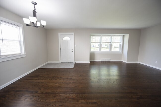 Building Photo - 10780 Woodview Blvd