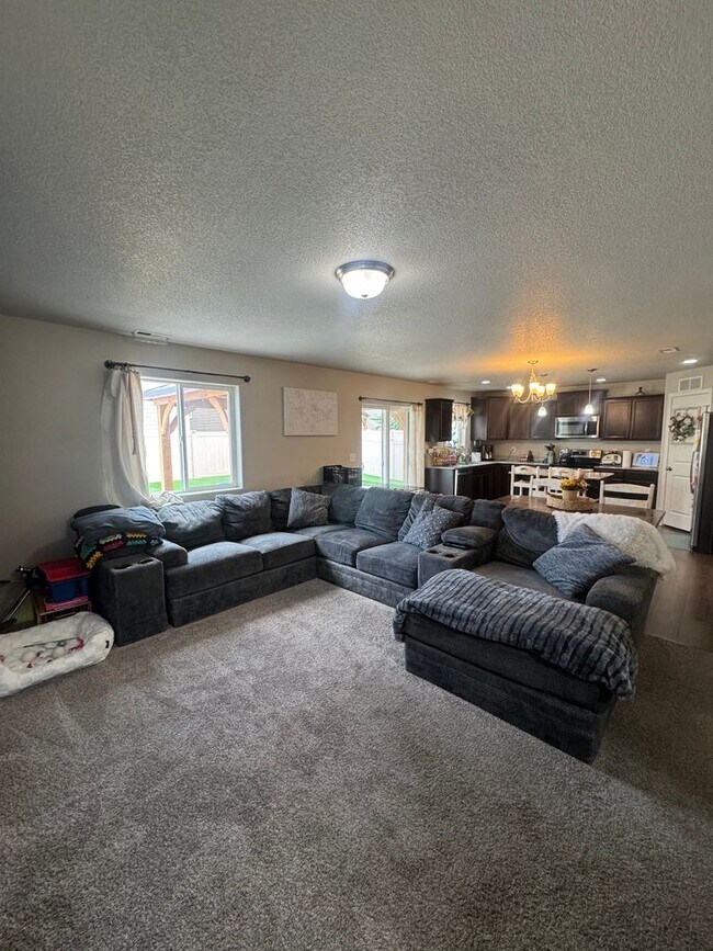 Building Photo - 3 Bed 2.5 Bath Home in Fountain Available in June