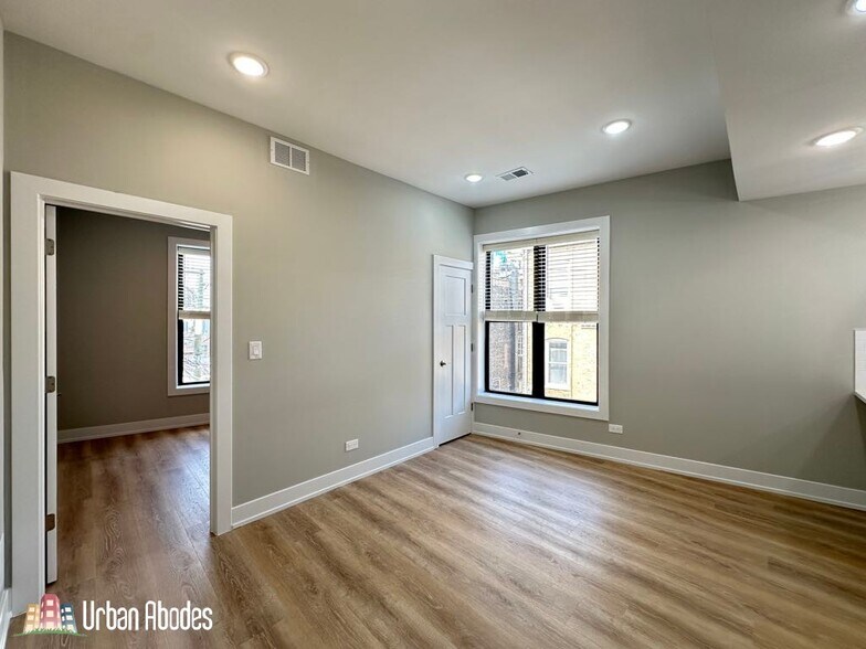 Building Photo - 442 W Belden Ave