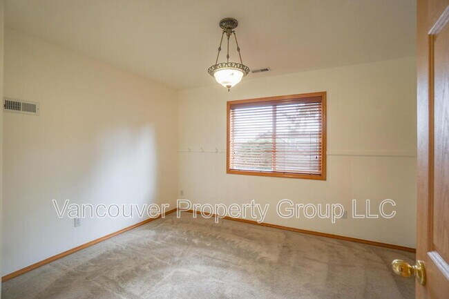 Building Photo - 15720 NE 13th Way