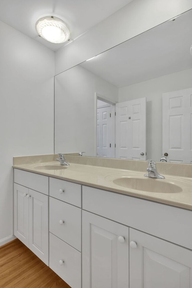 Building Photo - One level living in the heart of Brentwood