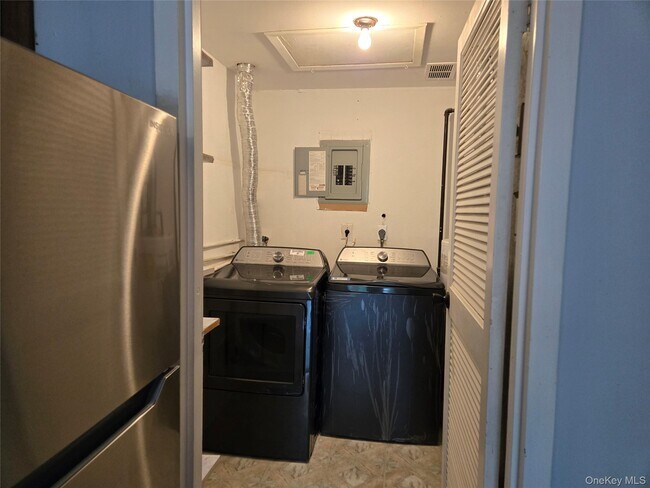 Building Photo - 132 Golf Ln