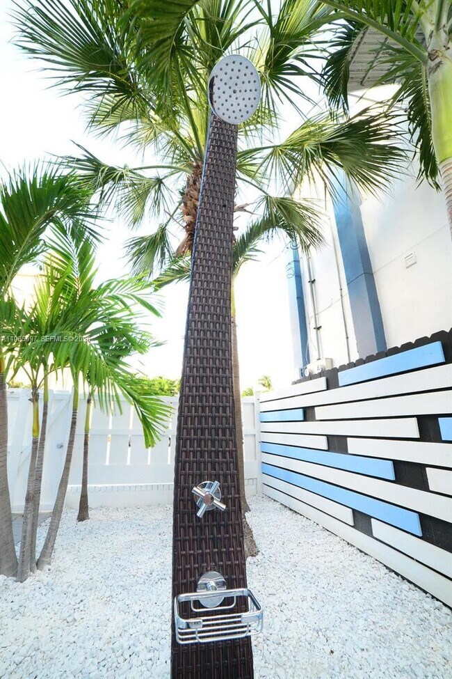 Building Photo - 328 Georgia St