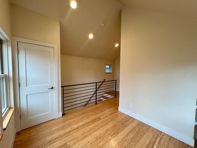Building Photo - Spacious Two-Story 1 Bedroom, 1 Bathroom U...