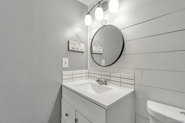 Building Photo - 1116 Lakeview Cir
