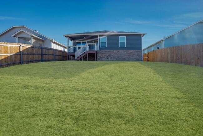 Building Photo - Charming Craftsman | 4 Bed, 2 Bath | 2-Car...