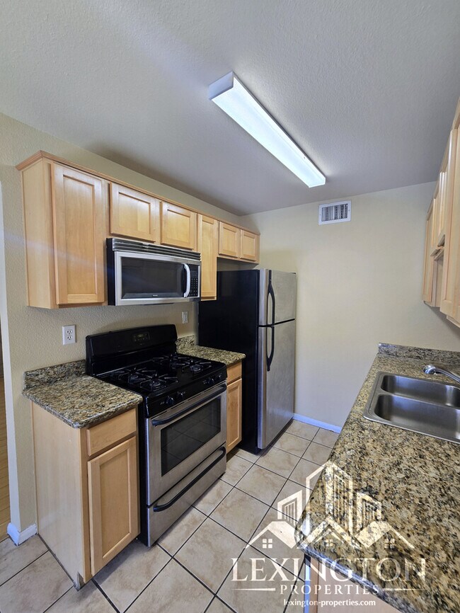 Building Photo - Beautiful, 2BD/1BA, Condo in The Villaggio community, near Madison Ave. and American River College!