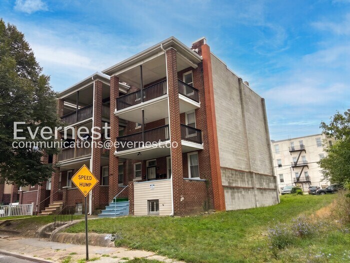 Building Photo - 2440 Callow Ave