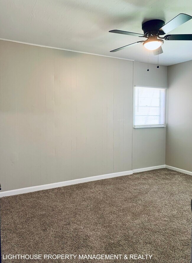 Building Photo - Cozy 2/1 duplex