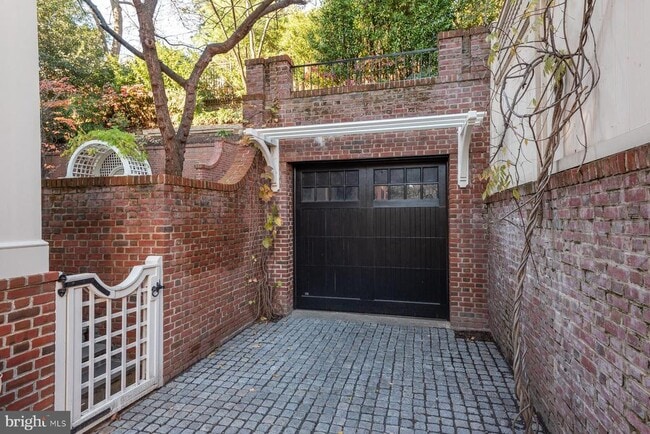 Building Photo - 2425 California St NW