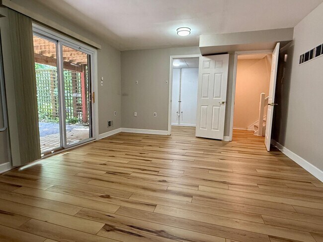 Building Photo - 5545 Doral Dr