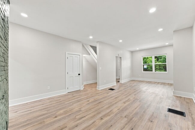 Building Photo - Gorgeous 4 bedroom 2 bath home in Garfield! Available now!