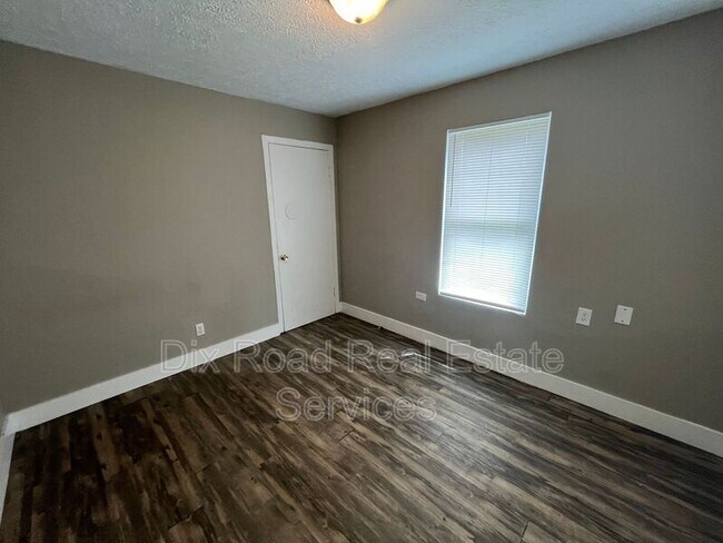 Building Photo - 324 Maeder Ave