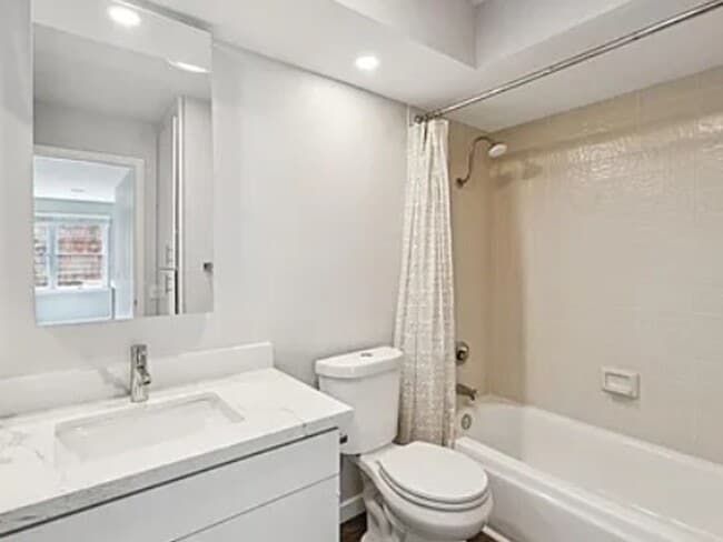 Building Photo - 641 Centre Ct