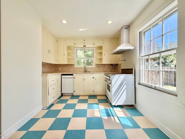 Building Photo - 262 Browning Ave