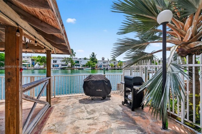 Building Photo - 7207 Bay Dr