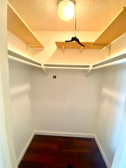 Master Walkin Closet - 2540 Clairemont Dr