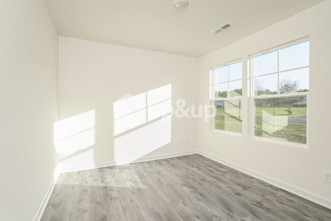 Building Photo - Fantastic 3bd/3ba home! Coming soon!