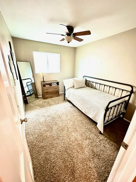 Guest bedroom 1 - 1247 W Devonshire St