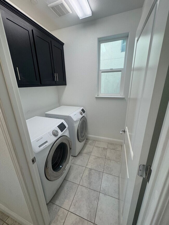 Building Photo - 3 bedroom | 3.5 bathroom | Davis Single Fa...