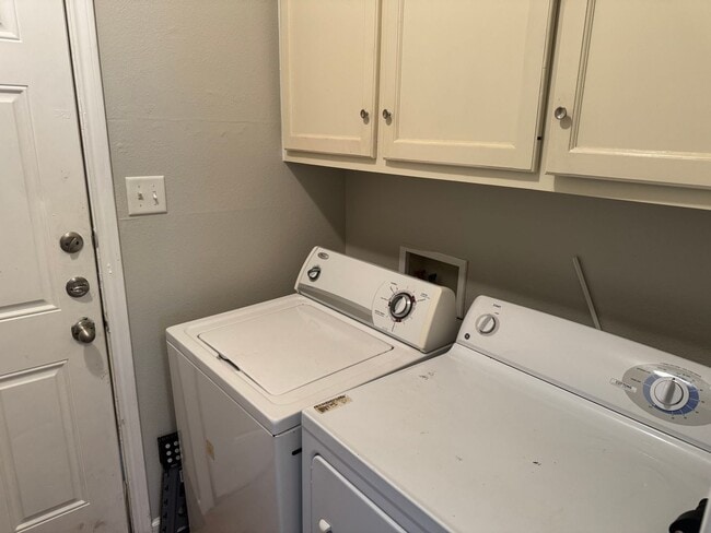 Building Photo - MARCH MOVE IN!!!  3 bedroom 3 Bathroom Duplex Next Door to Blinn!