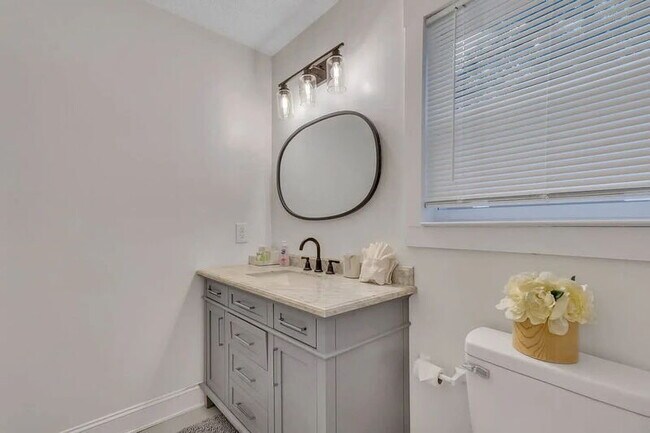 Building Photo - 302 Manden Rd