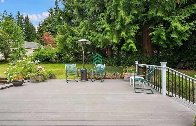 Building Photo - 4 Bed 2.5 Bath Custom Built Single-family ...