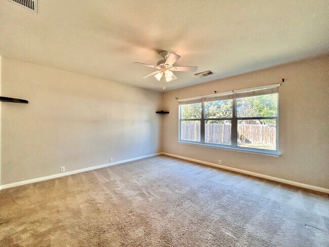 Building Photo - Beautiful 4-Bed Home with Open Floorplan, ...