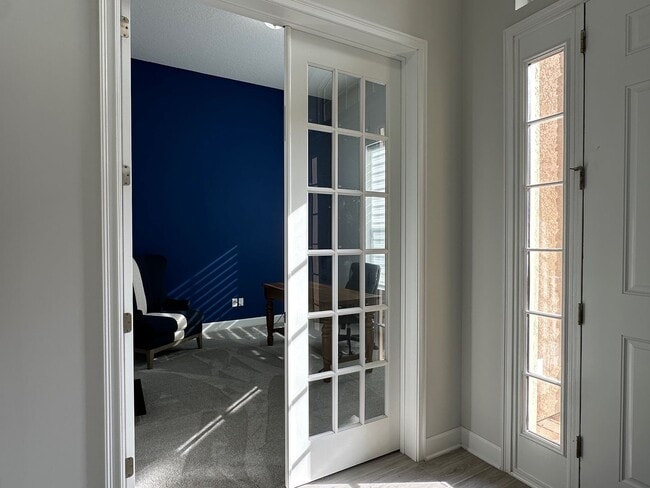 Building Photo - Fully Furnished, Stunning 4/4, Available I...