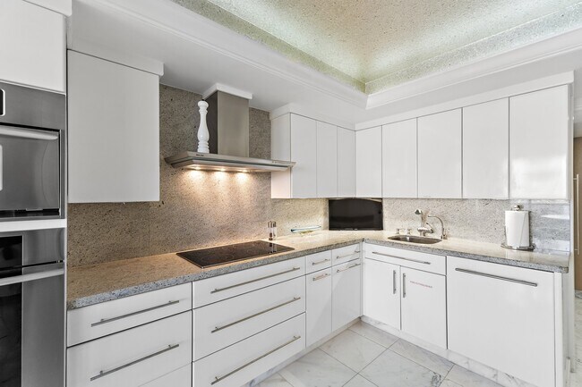 Building Photo - 100 Lakeshore Dr