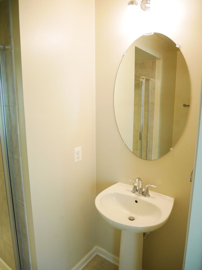 Building Photo - Stunning 3 Bedroom End Unit Townhome