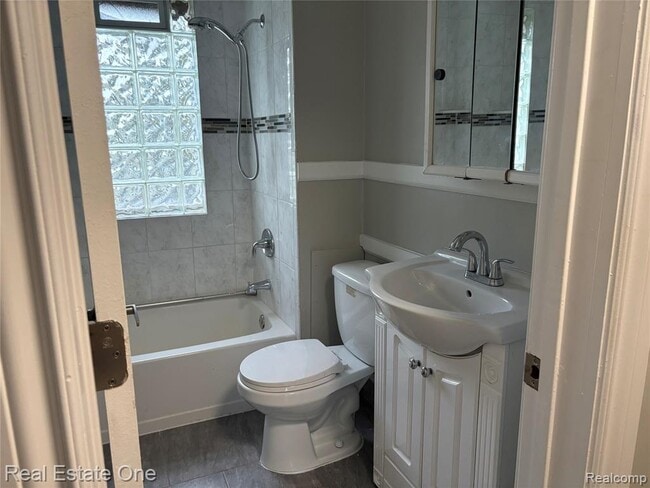 Building Photo - 1601 E 4th St