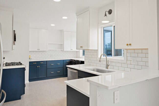 Building Photo - 6558 Seward Park Ave S