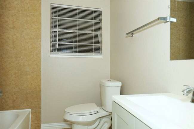 Building Photo - 123-123 W 6th St