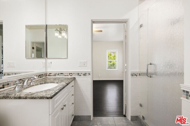 Building Photo - 120 S Poinsettia Pl