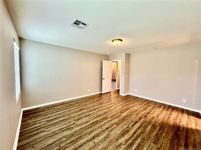 Building Photo - 4 bed/2 bath newer construction in prime location in Claremore!