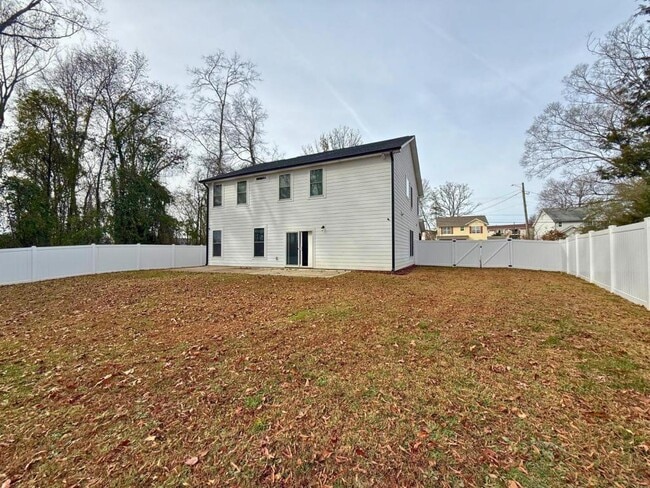 Building Photo - 6810 City View Dr