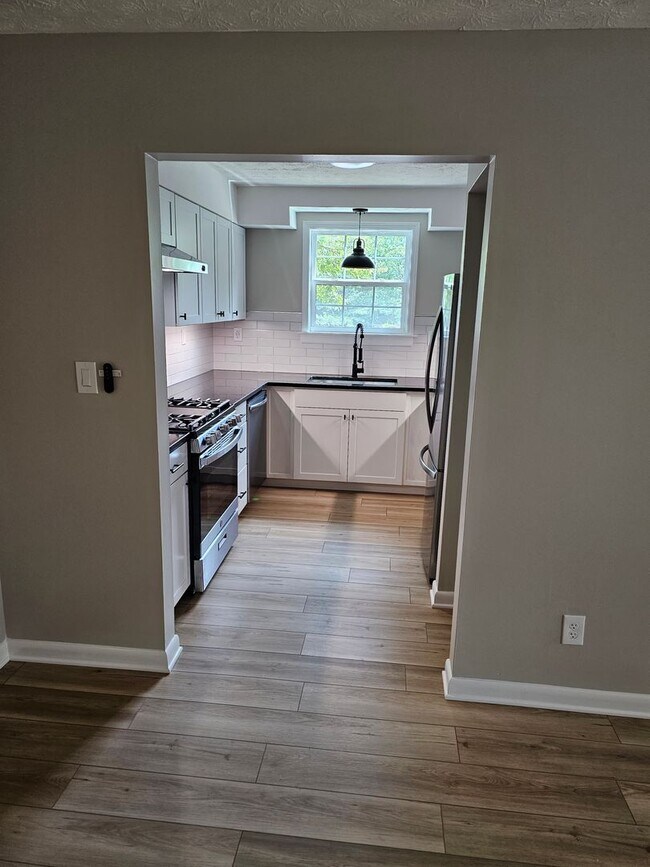 Building Photo - {MA3101}  COMPLETELY RENOVATED. Available ...