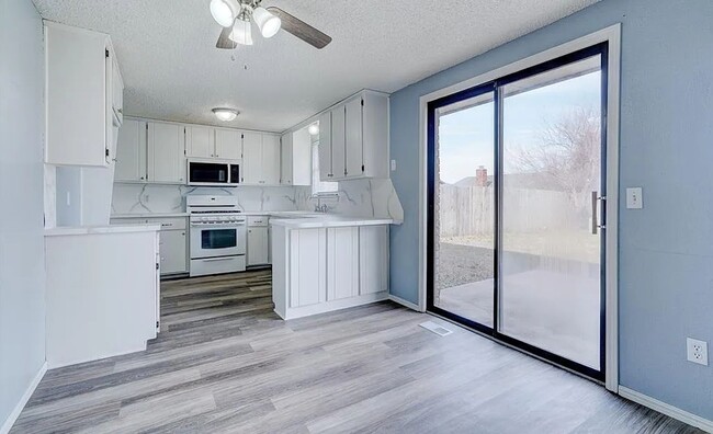 Building Photo - 3 bed two bath in Yukon, clean , updated a...