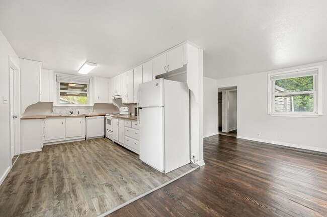 Building Photo - Central CDA rancher 2 bed 1 bath with 2 ca...