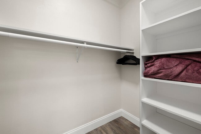 Building Photo - 802 Camelia Dr