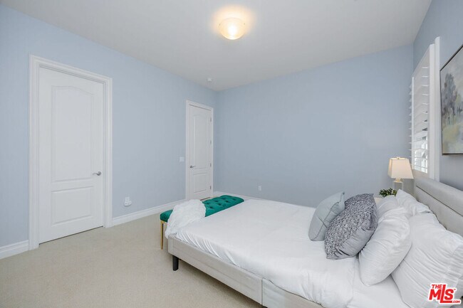 Building Photo - 25420 Prado De Azul